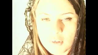 Дух момка, вышибшего себи мозак, дошао на црвеном длаком шлюшке са белим-опере сисама након секса са три момцима, да подсети јој о њеном дугу