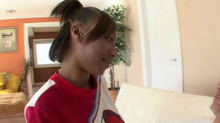 Schwarz teen Cheerleader snap gefickt vum wäissen Football-Trainer.