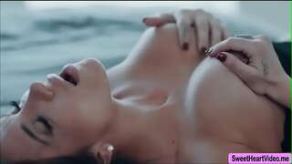 Jaclyn Taylor no esperar a tener relaciones sexuales con Liv Salvaje y el orgasmo