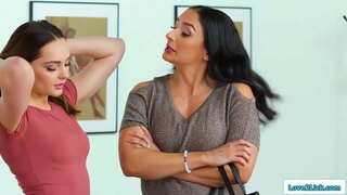 У грудастой мачехи жүзеге асырылады құпия роман, және малышка жасырын келіп қосылады да жатын бөлмесіне милф, және олар целуются.Латиноамериканец оны қоршап қояды, және ол еліміздегі дипломатиялық қызметіне табыс тіледі өз пизду