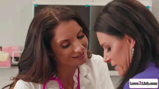 Грудастая медсястра спакушае милфу-настаўніцу і ліжа яе паголеную шапіках.Брунэтка смокча свае вялікія сіські, а затым ліжа і мастурбуюць сваю шапіках.Затым яны 69