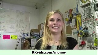 گرم ، شہوت انگیز نوعمر لڑکی ہمیں اس کے آخر کے لئے نقد رقم 10