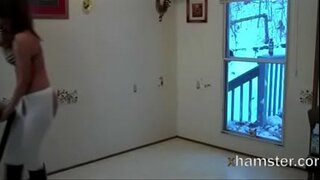 Exhibitionist vegen naakt voor de veegmachine, die langs!