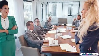 Milf Busty businesswomen iru kapo al kapo dum boardmeeting.La aliaj negocistoj akiri ekstere kiel rapide kiel ili povas.Fine la milfs havas la ĉambron por si mem kaj komenci kisanta kaj leki unu la alian