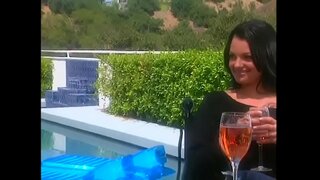 Panas tattooed kaendahan karo manuk gagak rambut seduces fellow wong lanang ing patio kanggo njaluk diskon ageng sak omah tuku