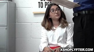 Callie tak bajingan ing ndhuwur meja kantor