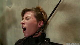 Strapped brunette MILF abdi Ariel X wis pinned ing illuminating meja banjur renteng nemu silit bajingan karo dildo ing kelet ing tangan saka master Orlando