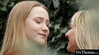 Sexy nga tin-edyer nga higala nga motila sa matag uban basa pussies