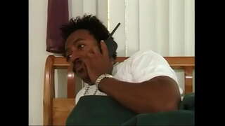 ƀ�感的黑人妇女带红色的头发和大胸部给北京那么得到她的屄充满了黑色的家伙在室内